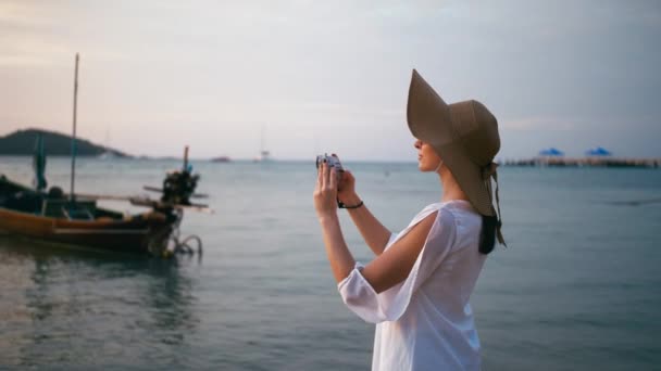 Красивая женщина фотографирует с помощью смартфонов на райском пляже — стоковое видео