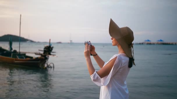 Hermosa mujer tomando fotos con tecnología de teléfonos inteligentes en la playa del paraíso — Vídeos de Stock