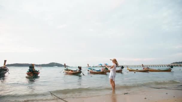 Bella donna scattare foto con tecnologia smart phone sulla spiaggia paradiso — Video Stock