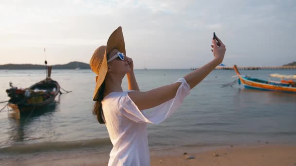 Viajar Tailandia Mujer Joven Bonita Vestido Blanco Tomando Selfie Playa — Vídeos de Stock