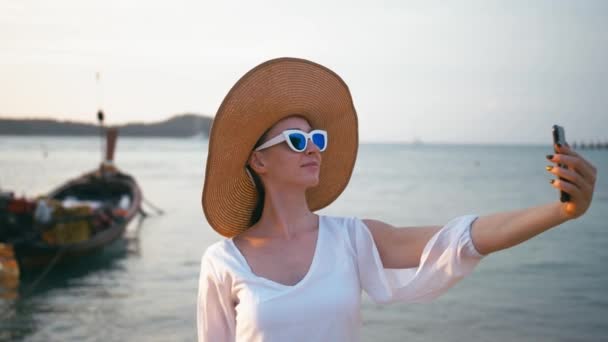 Viajar na Tailândia. Mulher bonita em vestido branco levando selfie na praia tropical de Rawai — Vídeo de Stock