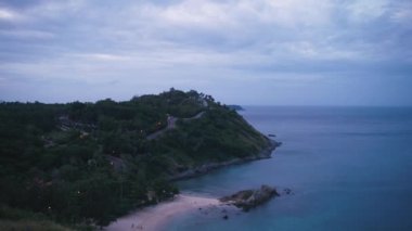 Tropik cennet ada Ya Nui plaj güneş doğmadan önce. Phuket, Tayland