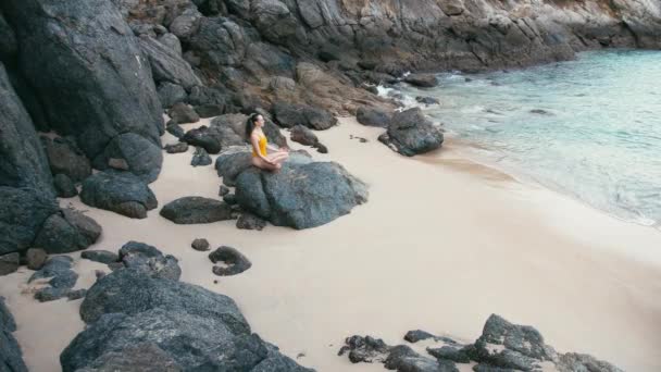 Mulher caucasiana em smiwsuit amarelo praticando ioga exercício de fitness na costa — Vídeo de Stock