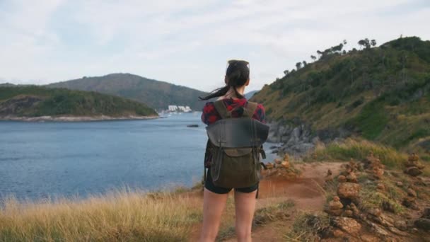 Vrouw reiziger bewonderen van uitzicht op zee en het maken van de foto op het strand met smartphone — Stockvideo