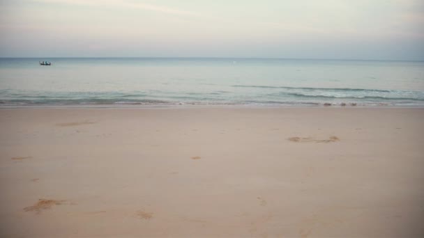 Starke Frau in Rot am Strand beim Ausdauertraining in Zeitlupe — Stockvideo