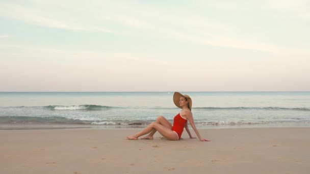 Gelukkige Vrouw Reiziger Rode Zwembroek Hoed Ontspannen Een Perfect Strand — Stockvideo