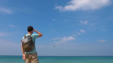 Turist adam sırt çantası ile uçak seyahat için ağırlamaktadır. Tatil kavramı Merhaba