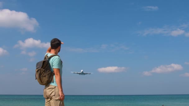 Turistické muž s batohem vítá letadlo pro cestování. Dobrý den, koncept dovolenou