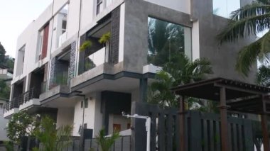 Tropikal plaj lüks villa resort günbatımında bahçe ile görüntüleyin. Ev Kiralama kavramı