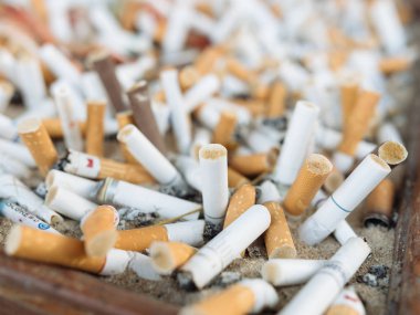 Sigara izmaritleri yığılmış. Sigara öldürür. Sağlık için kötü.