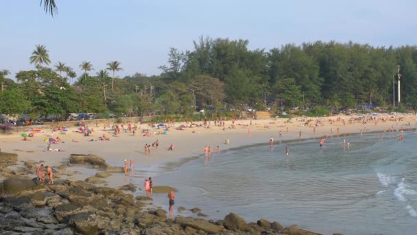 Turisták a Nai Harn beach. Az egyik a legjobb strandok a Phuket, Thaiföld — Stock videók