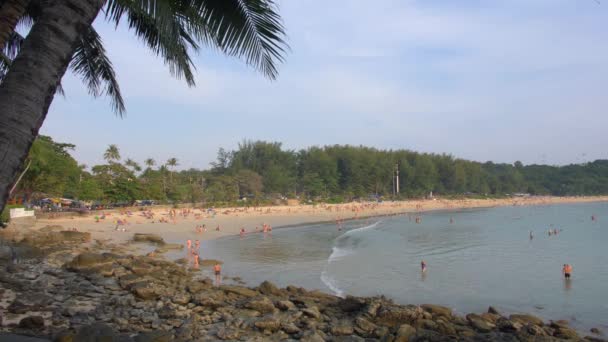 Turisták a Nai Harn beach. Az egyik a legjobb strandok a Phuket, Thaiföld — Stock videók