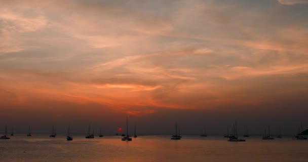 Tropická Pláž s plachetnice, jachty při západu slunce. Ostrov Phuket, Thajsko — Stock video