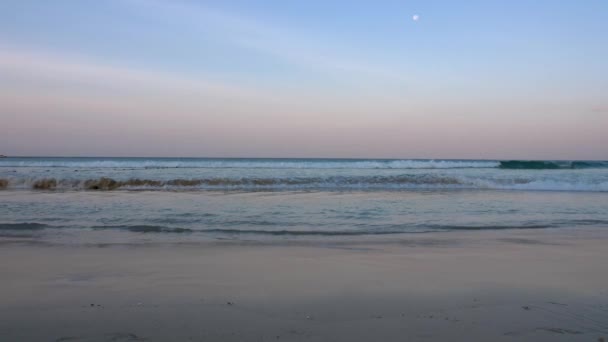 Хвилі на піщаному пляжі біля південного берега з Пхукет, Таїланд — стокове відео