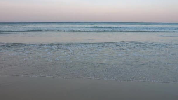 Onda su una spiaggia sabbiosa a sud dell'isola di Phuket, Thailandia — Video Stock