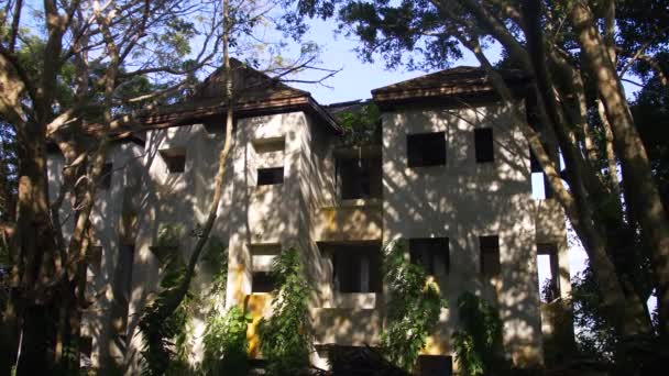 Station hôtelière abandonnée envahie par des plantes dans la forêt de jungle, Asie. Nature contre ville — Video