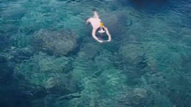 Dalış ve sualtı fotoğraf video cep telefonu ile tropikal deniz yapma genç kadın