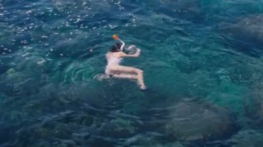 Dalış ve sualtı fotoğraf video cep telefonu ile tropikal deniz yapma genç kadın