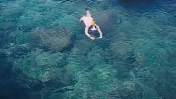 Ung kvinna snorkling och göra undervattensfoto video med mobiltelefon i tropiska hav — Stockvideo