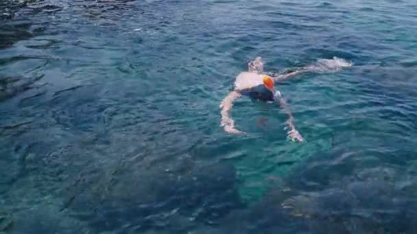 Jeune femme plongée avec tuba et faire de la vidéo photo sous-marine avec téléphone portable en mer tropicale — Video