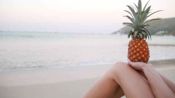 关闭妇女拿着菠萝鸡尾酒性感的腿在海滩上自拍 — 图库视频影像