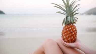 Ananas kokteyli seksi bacaklar kendini vurdu kumsalda tutan kadının yakın çekim