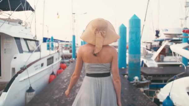 Dama w sukni, chodzenie na wakacje w luksusowych jachtów i łodzi żaglowych przystani — Wideo stockowe