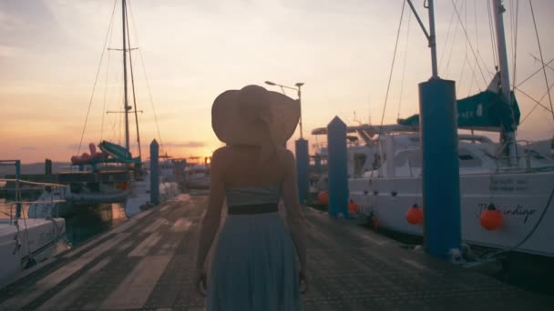 Señora en vestido caminando de vacaciones en yate de lujo y veleros puerto deportivo muelle — Vídeo de stock