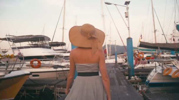 Señora en vestido caminando de vacaciones en yate de lujo y veleros puerto deportivo muelle — Vídeos de Stock