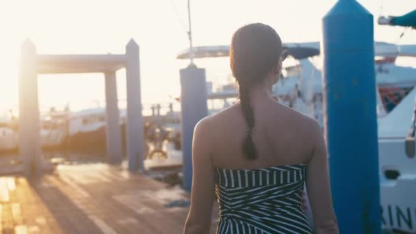 Дама в сукні гуляє на відпочинку в розкішній яхті і вітрильних човнах пристані — стокове відео
