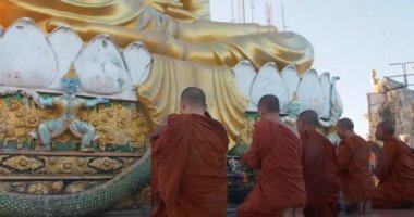 Krabi il, Tayland Circa 2019. Budist rahipler kaplan mağara Tapınağı üzerine Buda heykeli önünde dua