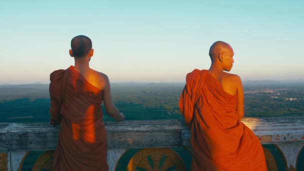 Província de Krabi, Tailândia CIRCA 2019. Monges budistas admirando a paisagem perto da estátua de Buda no topo do Templo da Caverna do Tigre Wat Tham Suea — Vídeo de Stock