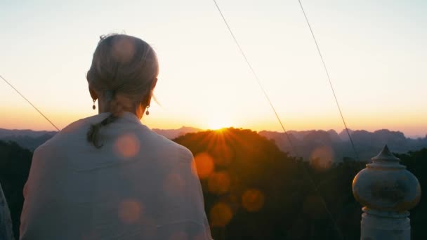 Vue arrière d'une femme âgée indéfinissable aux cheveux gris qui pleure au coucher du soleil lors d'une soirée d'été — Video