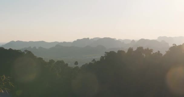 Felülnézet a naplementét a hegyek, a tigris barlang templom hegy csúcs. Krabi, Thaiföld, Wat Tham Suea — Stock videók