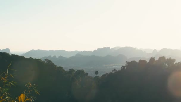 Widok z góry o zachodzie słońca w górach od szczytu góry świątyni jaskini tygrysa. Krabi, Tajlandia, Wat Tham Suea — Wideo stockowe