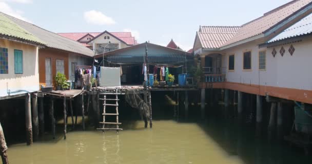 Цыганская рыбацкая деревня в провинции Пханг Нга, Таиланд на острове Ко Паньи Ко Паньи (Ko Panyi Koh Panyee) — стоковое видео