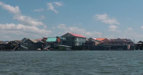 Рибальському селі моря циган в Phang Nga провінція, Таїланді, на острові Ko Panyee Panyi Ко — стокове відео