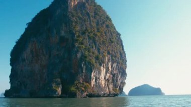 Büyük kireçtaşı kayalıklarla Phang Nga Körfezi Tayland Milli Parkı