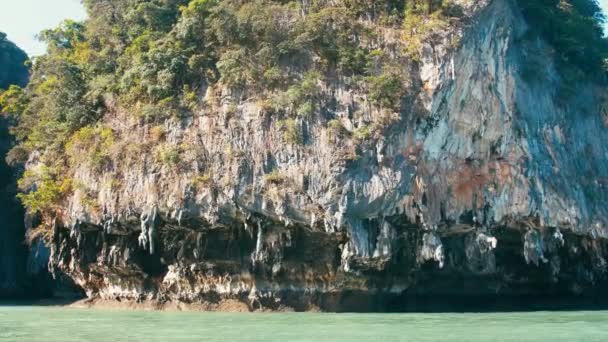 Hatalmas mészkő sziklák a Phang Nga-öböl nemzeti park Thailand — Stock videók