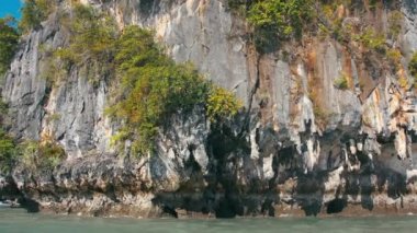 Büyük kireçtaşı kayalıklarla Phang Nga Körfezi Tayland Milli Parkı