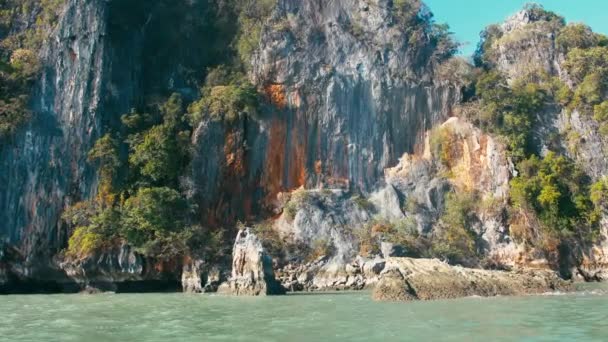 Reusachtige kalkrotsen in Phang Nga Baai nationale park van Thailand — Stockvideo