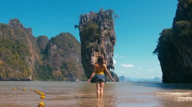 Ünlü turistik landmark James Bond Adası Tayland önünde yoga yaparken kadın