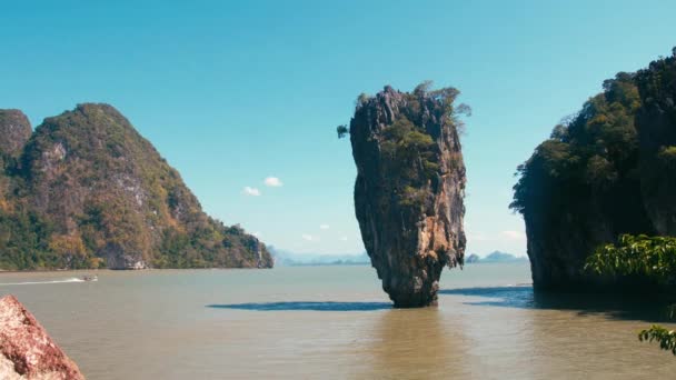 Море красивой знаменитой достопримечательности острова Джеймс Бонд в Таиланде — стоковое видео