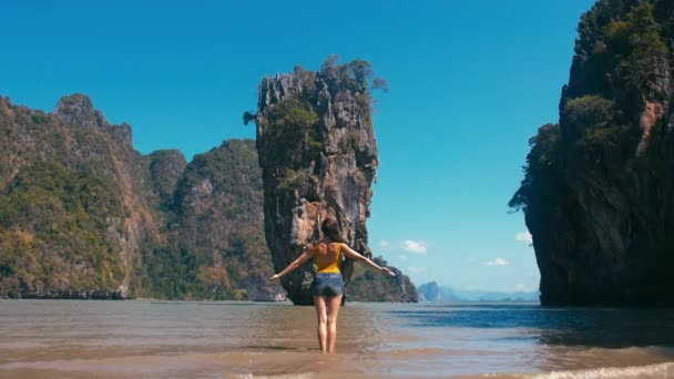 Frau macht Yoga vor berühmtem Touristendenkmal James Bond Island in Thailand — Stockvideo