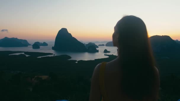 Vrouw toeristische kijken naar de zonsopgang op de beroemde bezienswaardigheid Samet Nangshe in de baai van Phang Nga — Stockvideo
