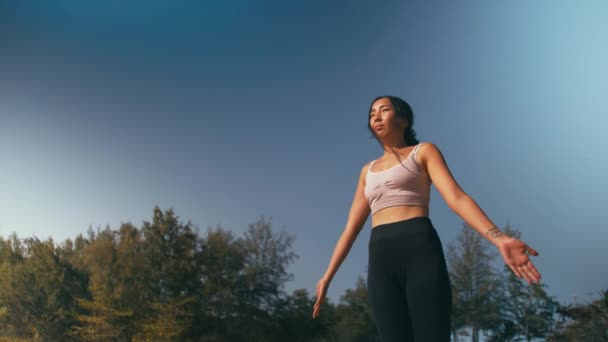 Asyalı kadın pratik yoga fitness egzersiz sahilde. Sağlıklı yaşam tarzı — Stok video