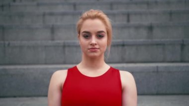Portresi artı boyutu karma yarış sarışın kadın kameraya bakarak kırmızı spor giyim giymiş
