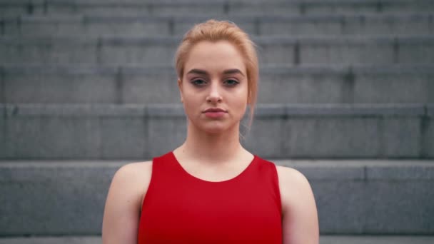 Portré a plusz méretű kevert szőke mosolygós nő visel piros sportruházat látszó-on fényképezőgép — Stock videók