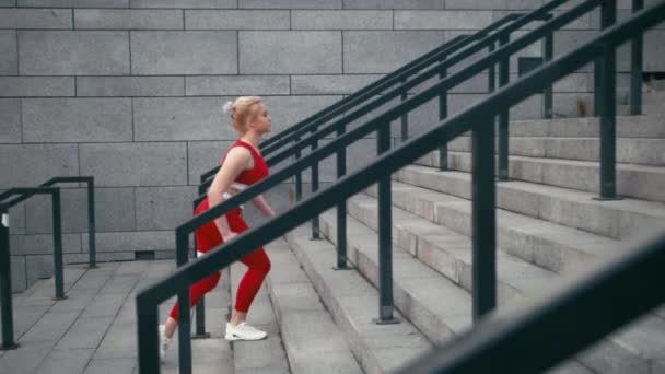 Plus storlek blandad ras blonda leende kvinna jogger bär röda sportkläder springa fort — Stockvideo