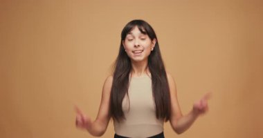 Fotokopi reklamı gösteren neşeli İspanyol kadının portresi mavi arka planda izole edilmiş..